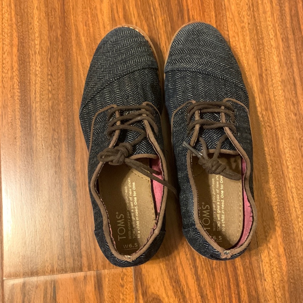 Toms shoes with inch heel size w6.5